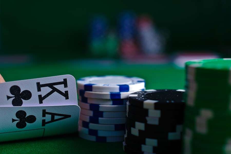 Kartu poker dan tumpukan chip di atas meja