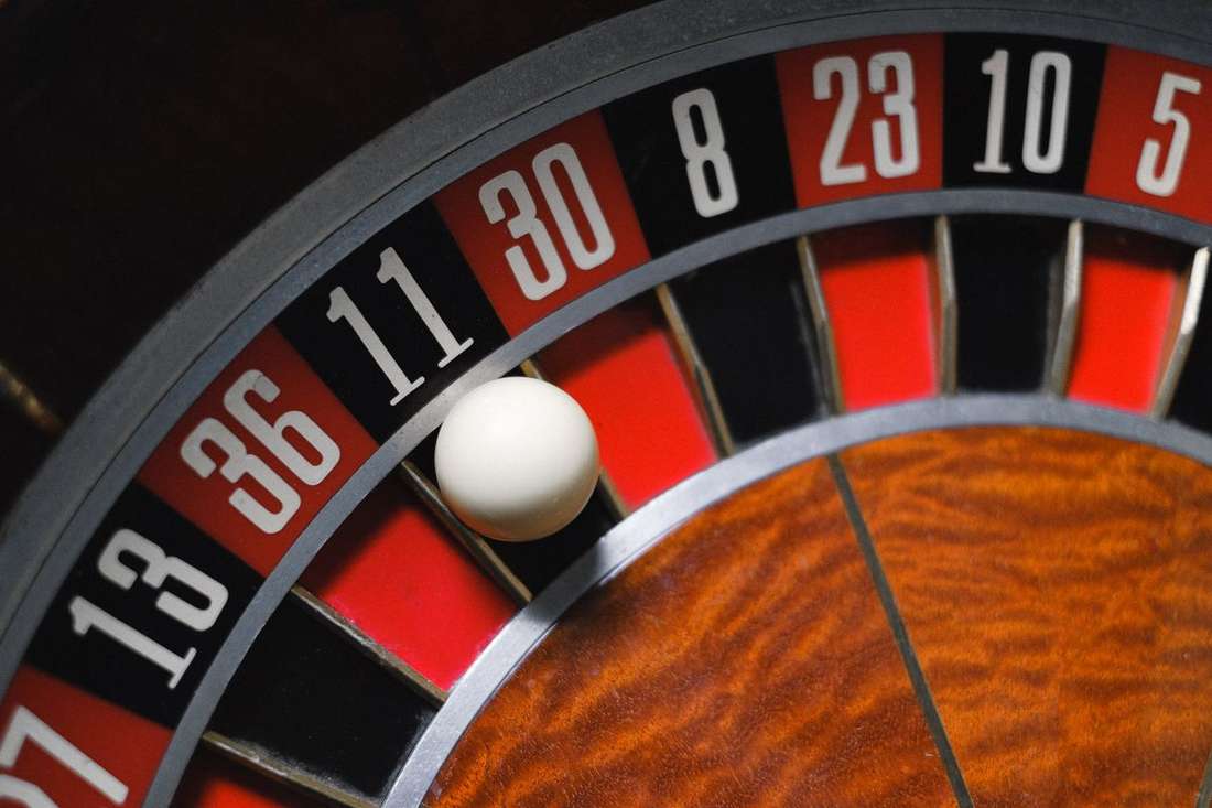 Meja roulette dengan roda dan bola