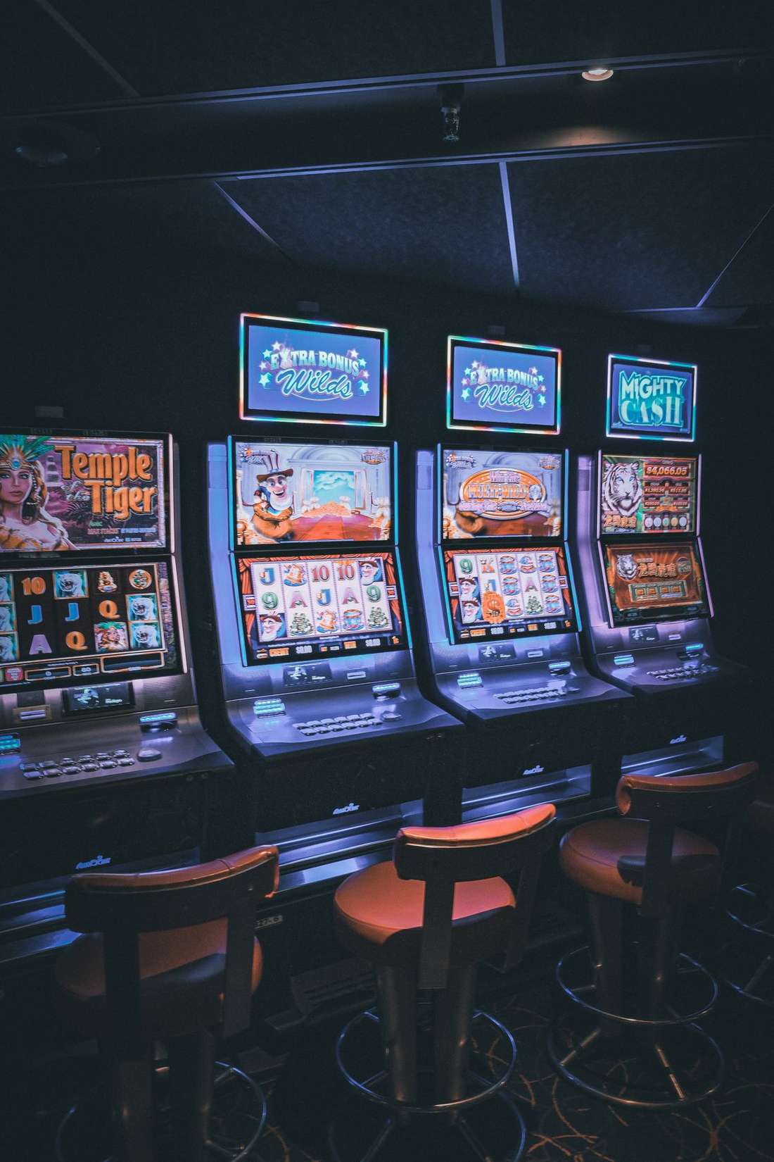 Deretan mesin slot menyala di lantai permainan