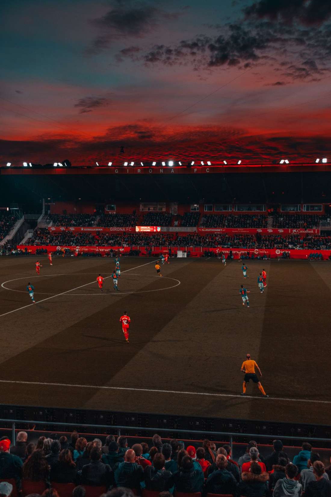 Stadion sepak bola menjelang pertandingan